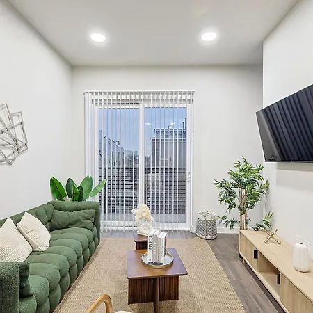 Elegant Downtown 1Bd Condo With Pool & Gym