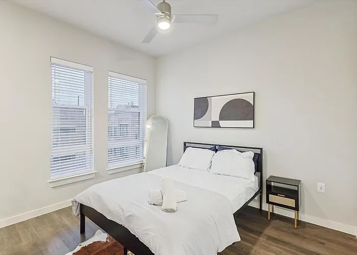 Elegant Downtown 1bd With Pool & Gym