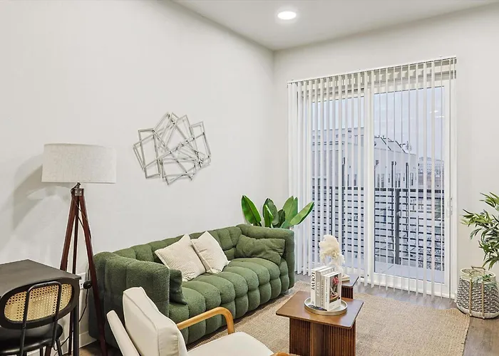 Elegant Downtown 1bd With Pool & Gym Aparthotel
