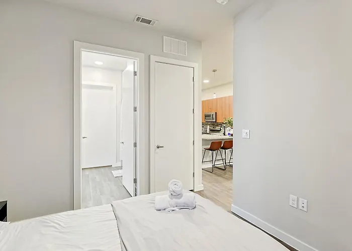 Aparthotel Elegant Downtown 1bd With Pool & Gym 3*