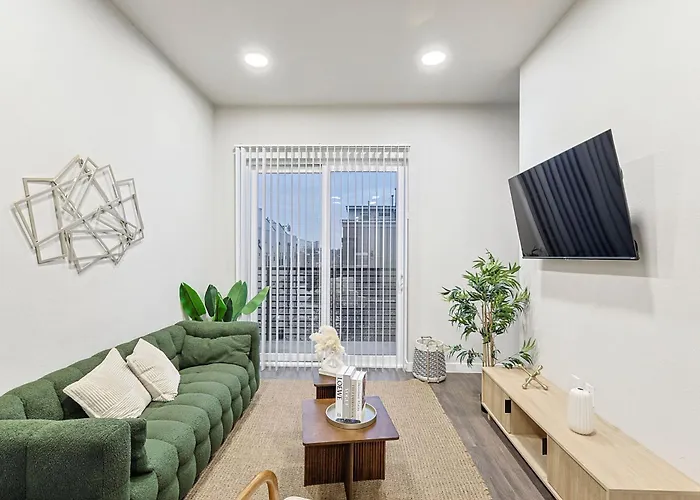 Elegant Downtown 1bd With Pool & Gym Aparthotel 3*