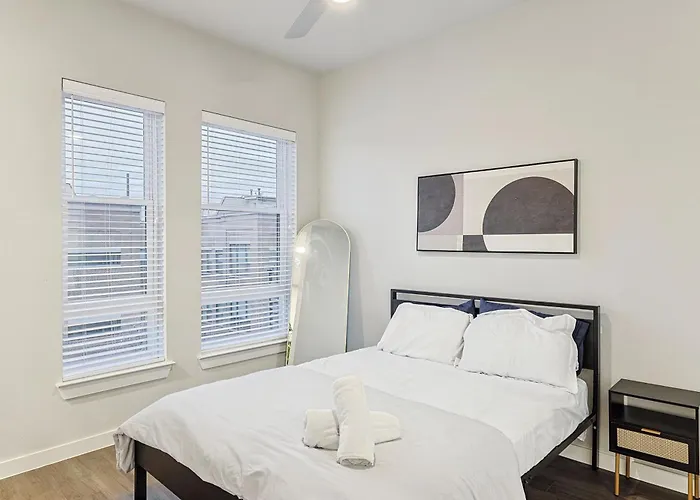 Aparthotel Elegant Downtown 1bd With Pool & Gym 3*